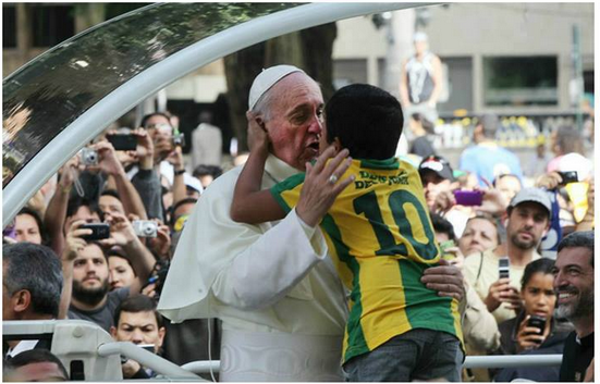 Dječak koji je zagrlio papu, u školi dočekan kao heroj!