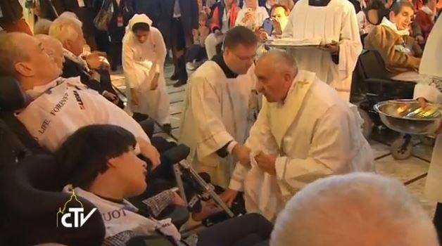 Papa Franjo oprao noge hendikepiranim osobama