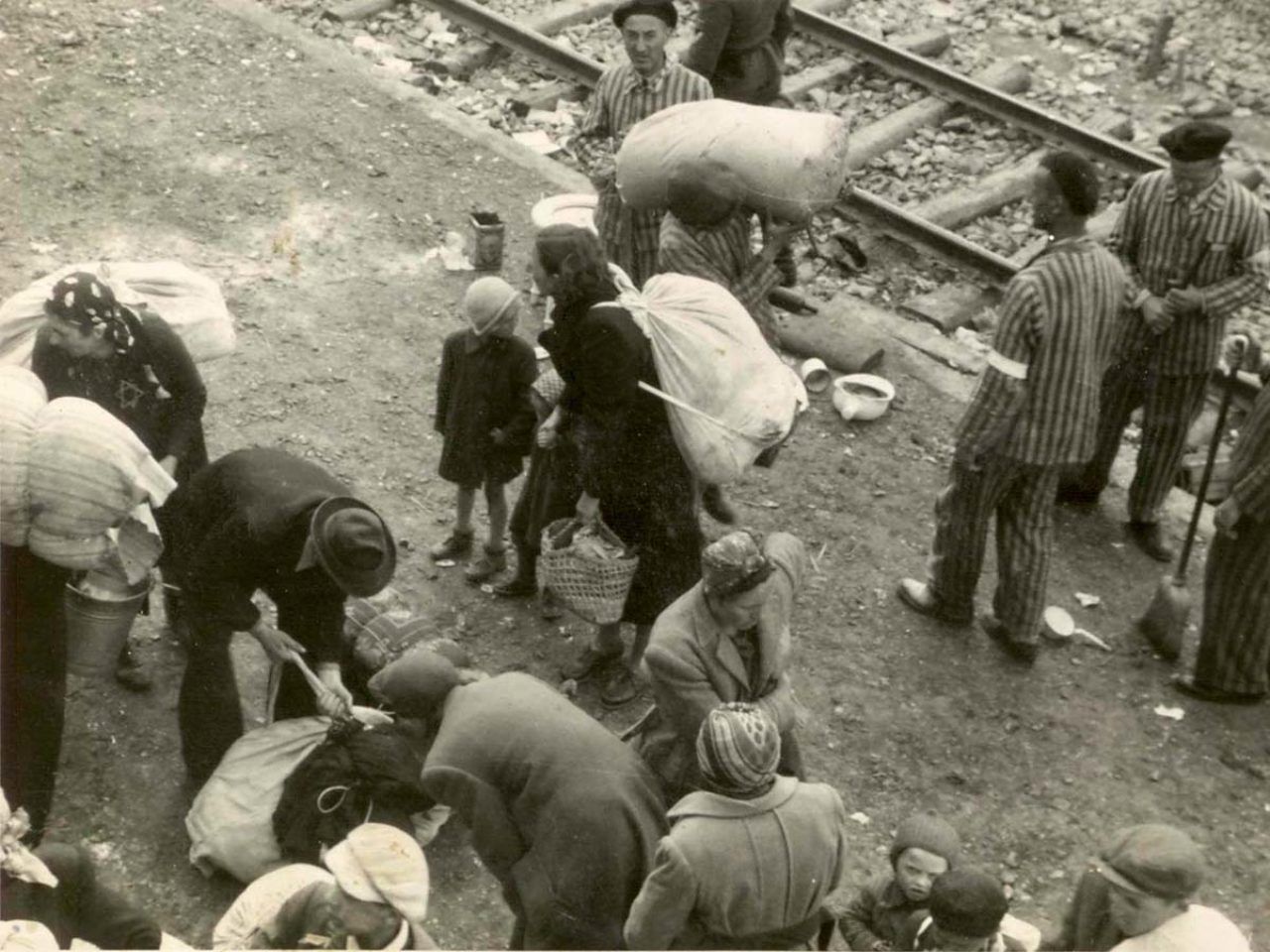 Dolazak novih logoraša u Auschwitz/Foto: Yad Vashem/Wikimedia Commons
