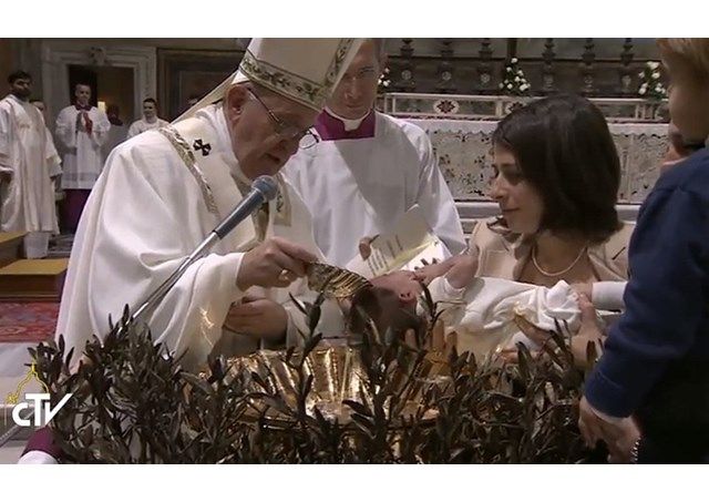 Papa krstio 26 djece u Sikstinskoj kapeli