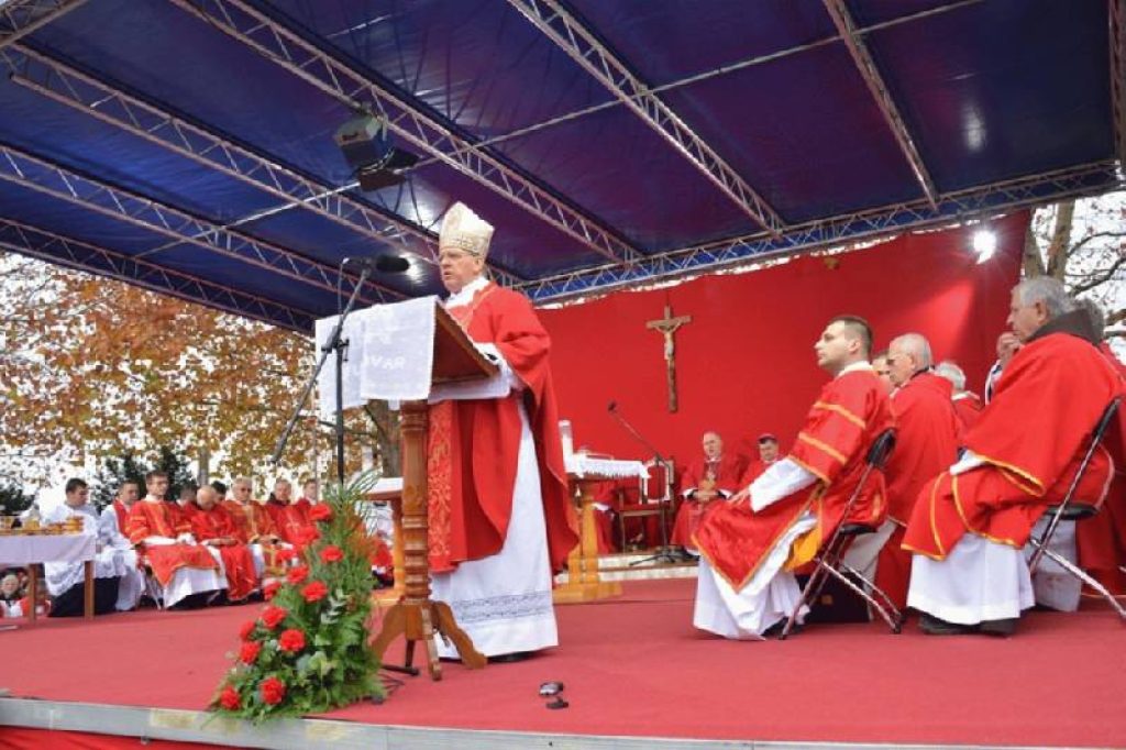 Foto: biskup Antun Škvorčević - detalj koncelebracije - Vukovar 2017. IKA