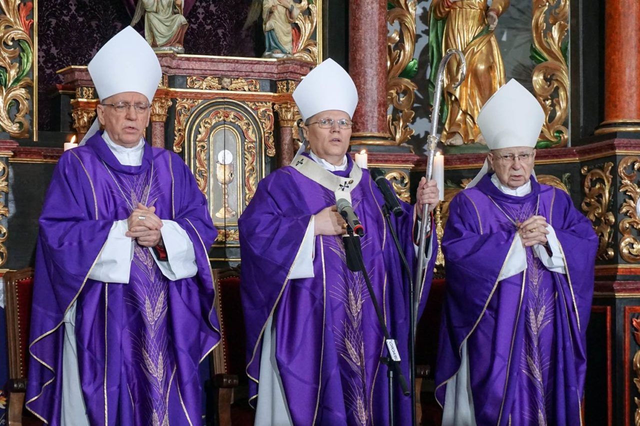 Biskup Antun Škvorčević, nadbiskup Đuro Hranić i nadbiskup u miru Marin Srakić/Foto: Požeška biskupija