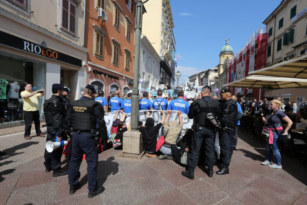 18.05.2019., Rijeka - Prosvjed Hod za zivot. kontra prosvjednici hoda za slobodu blokirali Korzo pa ih je policija odnijela u policijski kombi.
Photo:Goran Kovacic/PIXSELL