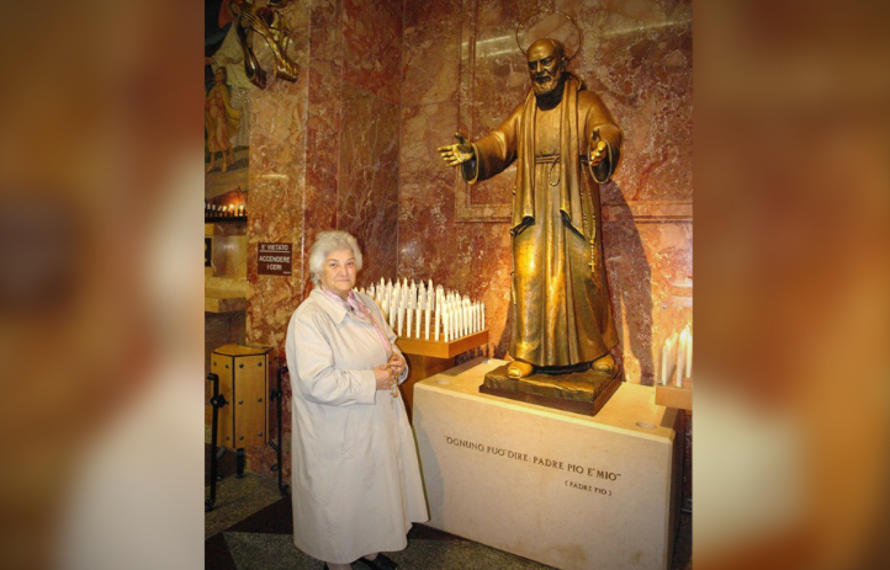Irene Gaeta uz kip sv. Padra Pija/Foto: Facebook