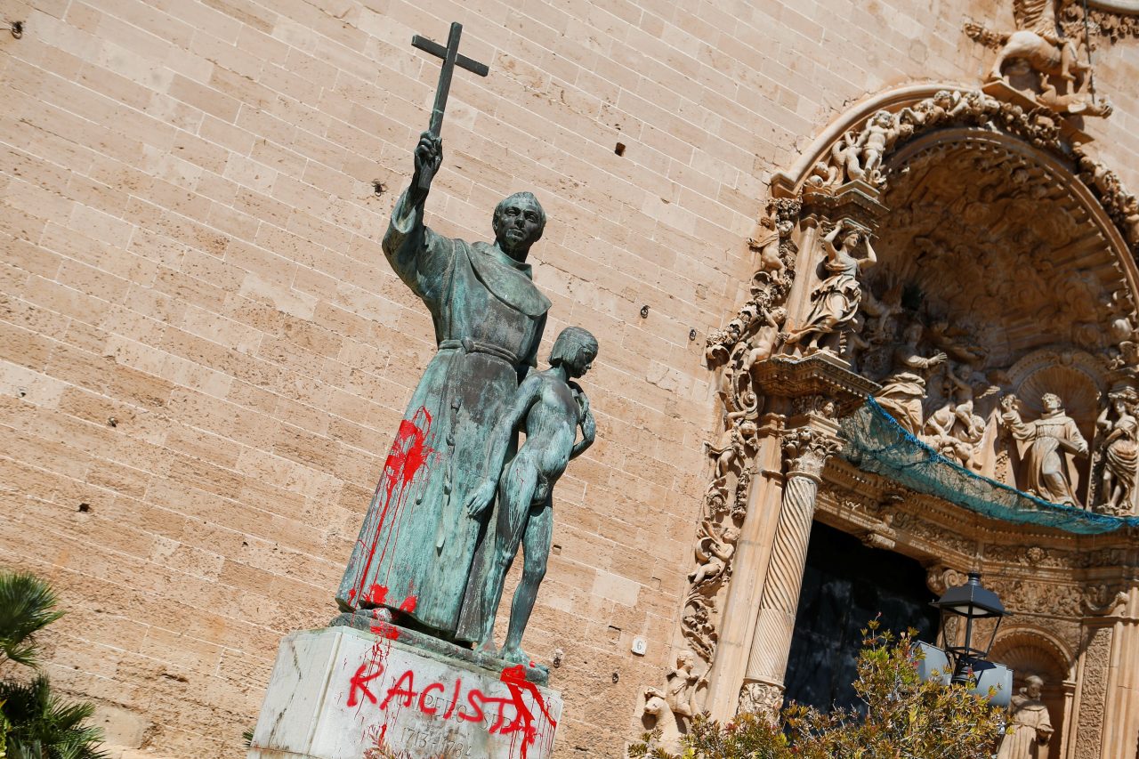 Na kipu svetog Junipera Serre u Palma de Mallorci bojom je napisana riječ 