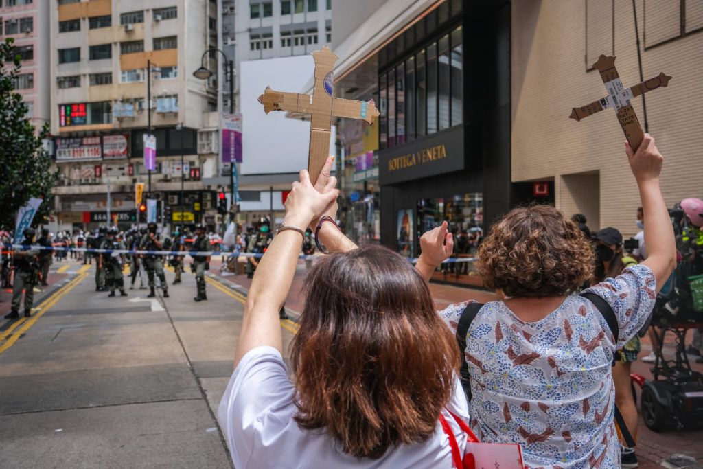 Prosvjednici u Hong Kongu pokazuju križeve policiji/Foto: Studio Incendo, CC BY 2.0/Wikimedia Commons
