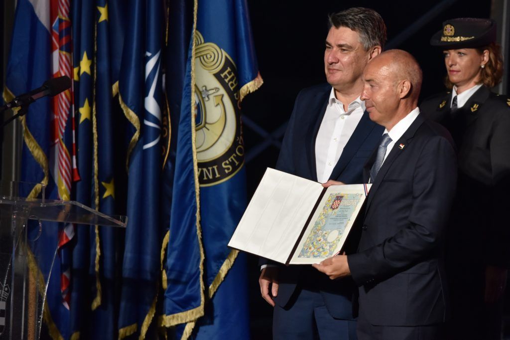 Predsjednik Zoran Milanović i umirovljeni general-bojnik Damir Krstičević na sinoćnjem prijemu u Kninu/Foto: Hrvoje Jelavić/PIXSELL