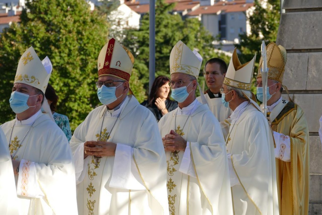 Šibenski biskup Tomisla Rogić (drugi s lijeva) u procesiji/Foto: Danira Matijaca i Slavko Blažić/Splitsko-makarska nadbiskupija