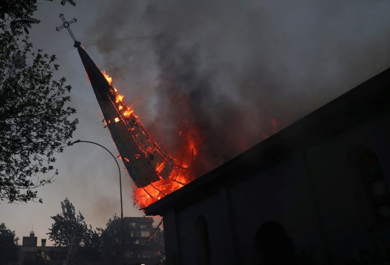 Rušenje tornja zapaljene crkve Uznesenja Blažene Djevice Marije u Santiagu/Foto: Ivan Alvarado/Reuters