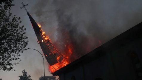 Čile, prosvjedi, zapaljene dvije crkve