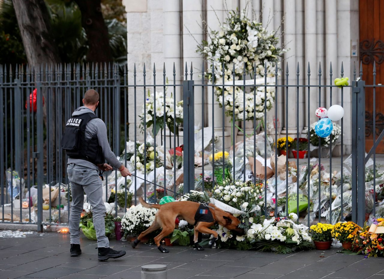 Vijenci ispred bazilike Notre Dame u Nici nakon islamističkog napada/Foto: REUTERS/Eric Gaillard