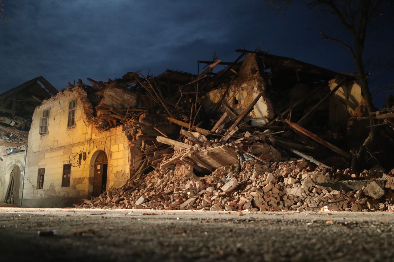 Ulice Petrinje u noći nakon velikog potresa/Foto: Igor Kralj/PIXSELL