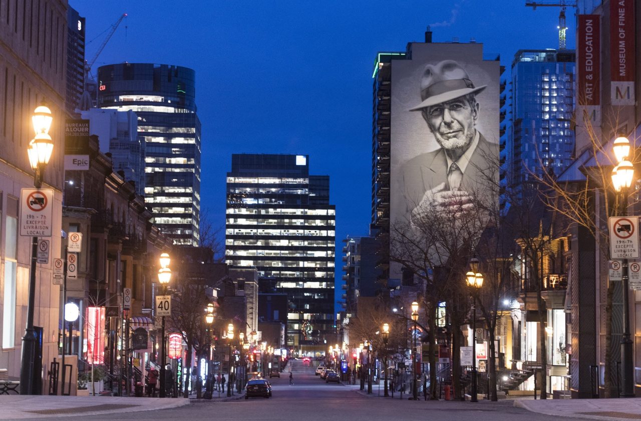 Mural Leonarda Cohena gleda na pustu ulicu u Montrealu nakon jačanja epidemije koronavirusa u Kanadi/Foto: Graham Hughes/CP/ABACA /PIXSELL