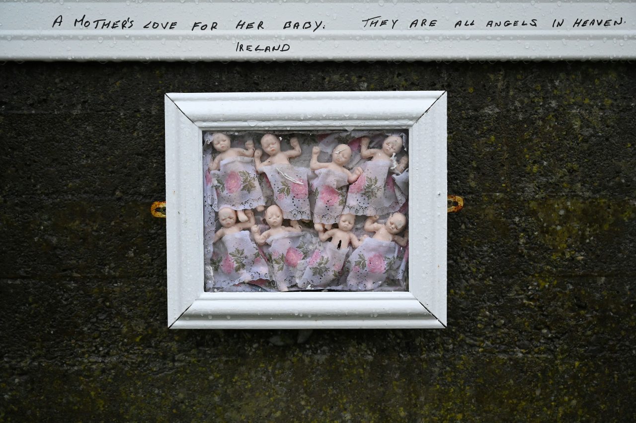 Groblje u Tuamu gdje su pronađena tijela 796 beba na mjestu bivšeg katoličkog doma za neudane mame i njihovu djecu/Foto: Clodagh Kilcoyne/REUTERS/PIXSELL