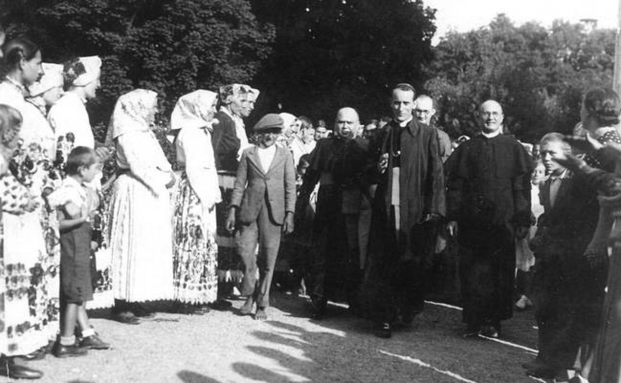 Nadbiskup Stepinac dolazi na Euharistijski kongres u Petrinju 14. kolovoza 1938. godine/Foto: Zagrebačka nadbiskupija