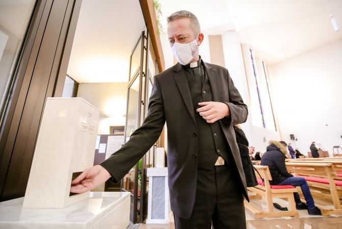 Blagoslovljena voda na senzor, sveta voda na senzor
