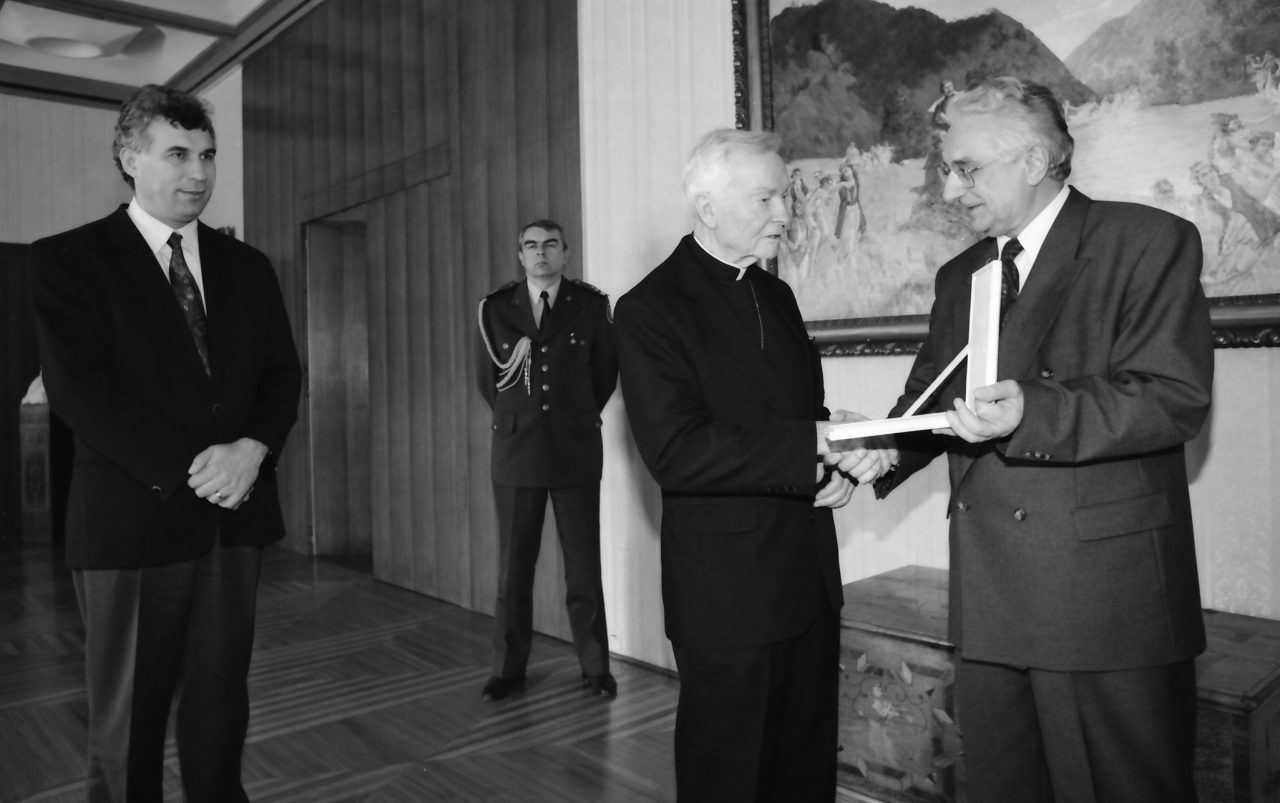 Predsjednik Republike Hrvatske 14.3.1994. odlikovao je nadbiskupa Philipa Hannana/Foto: Davor Visnjic/ PIXSELL