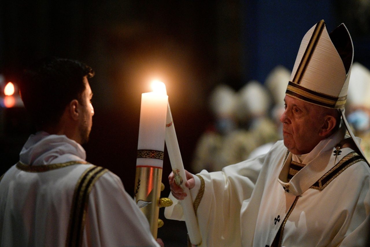 Papa Franjo predvodio je Vazmeno bdjenje u Vatikanu/Foto: Vatican Media/Pixsell