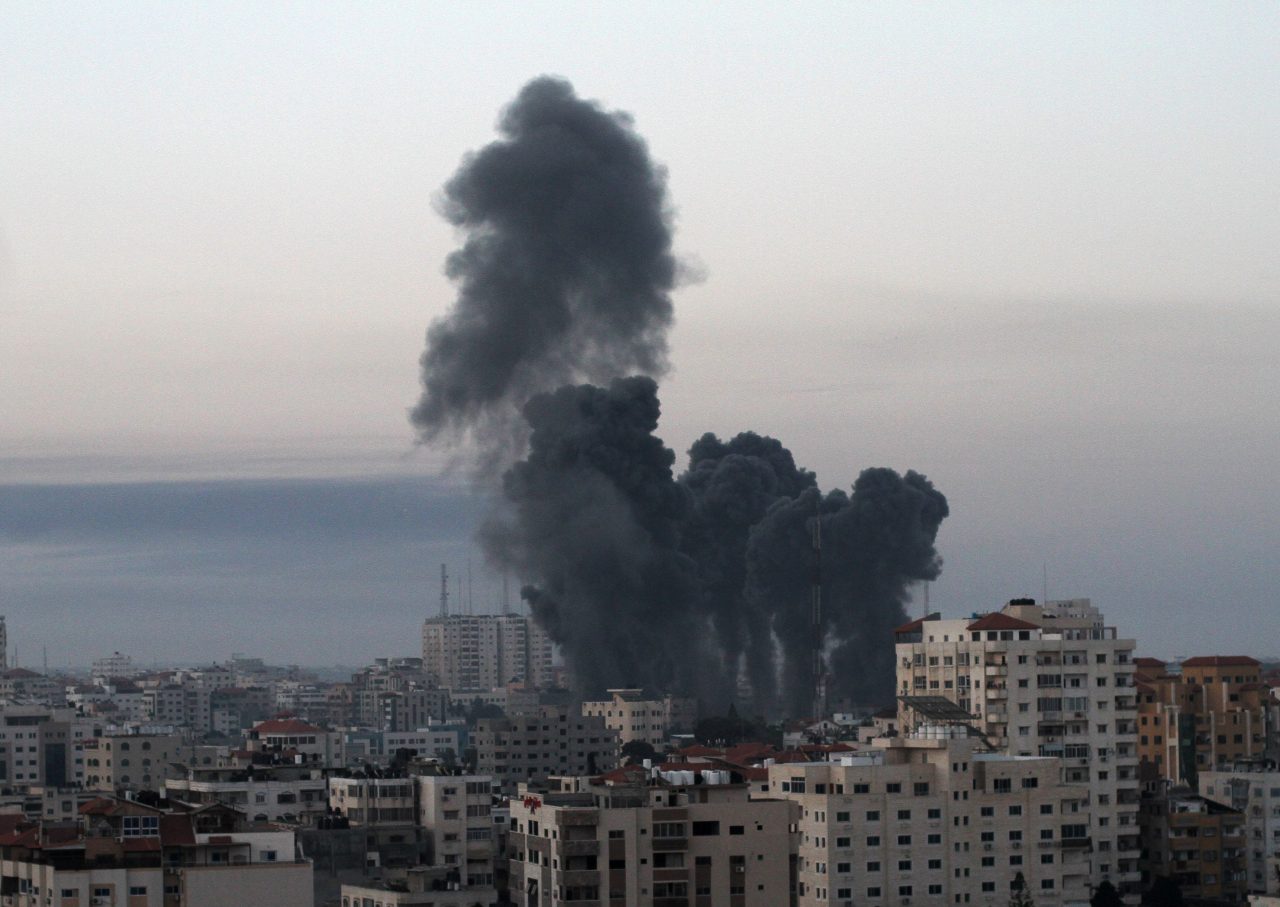 Dim iznad Gaze nakon izraelskih raketiranja/Foto: XINHUA/PIXSELL