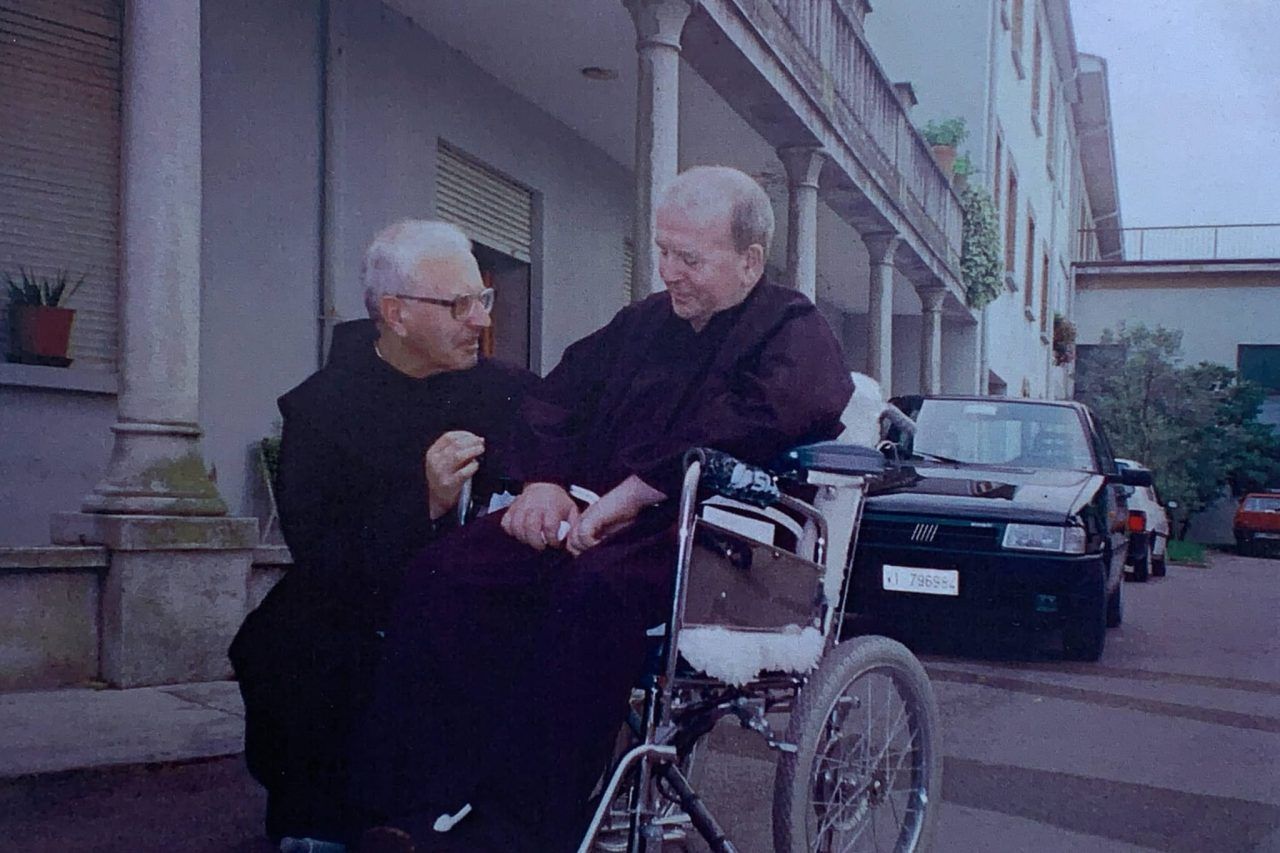 Fra Danijel Hekić (u kolicima) sa svojim bratom, svećenikom fra Barnabom