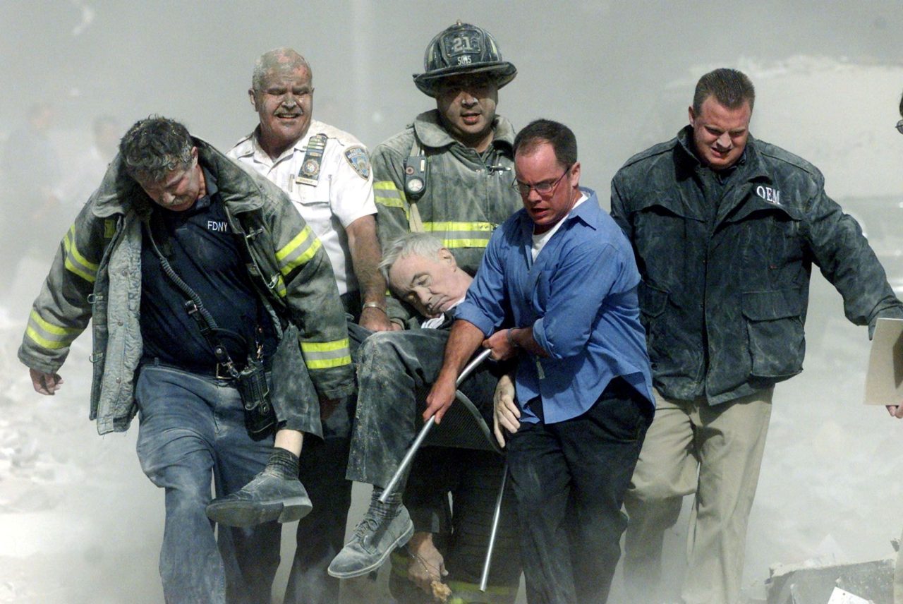 Spasioci iznose mrtvo tijelo fra Mychala Judgea, prve službene žrtve napada 11. rujna, /Foto: Shannon Stapleton, Reuters