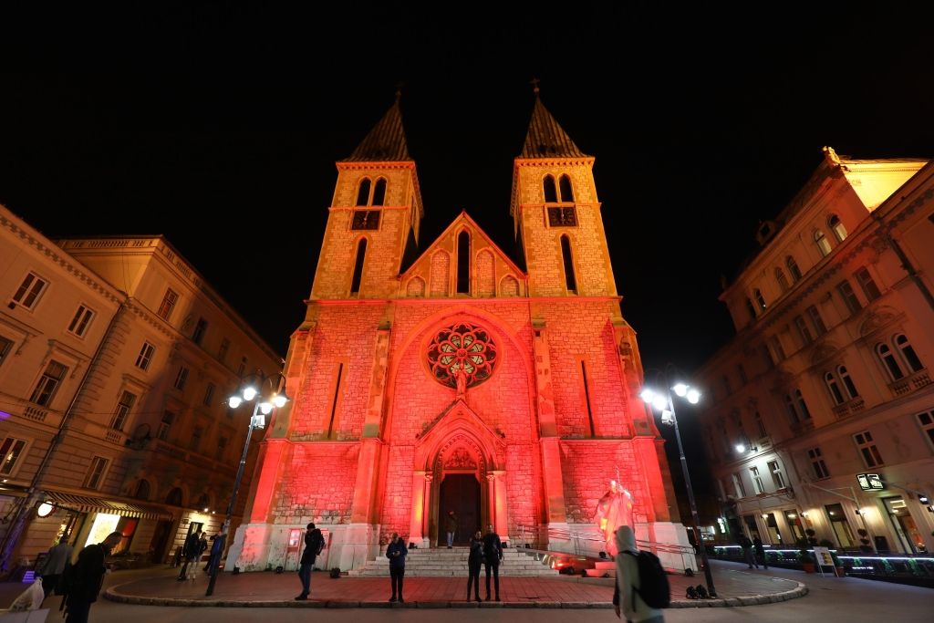 Sarajevska katedrala obojana u crveno