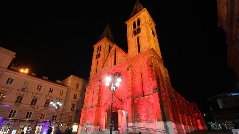 Sarajevska katedrala obojana u crveno