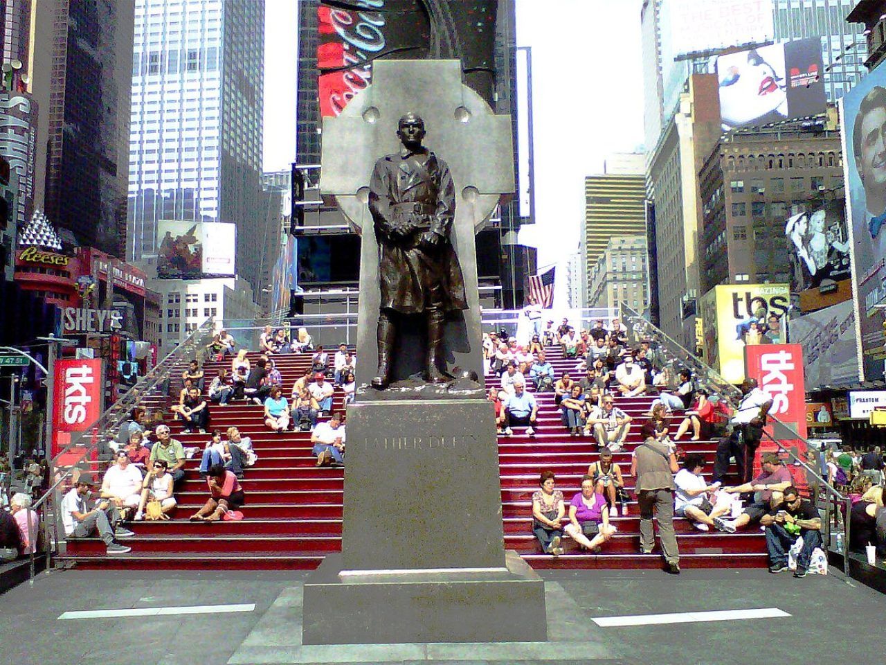 Foto: Father Duffy statue and TKTS booth risers
