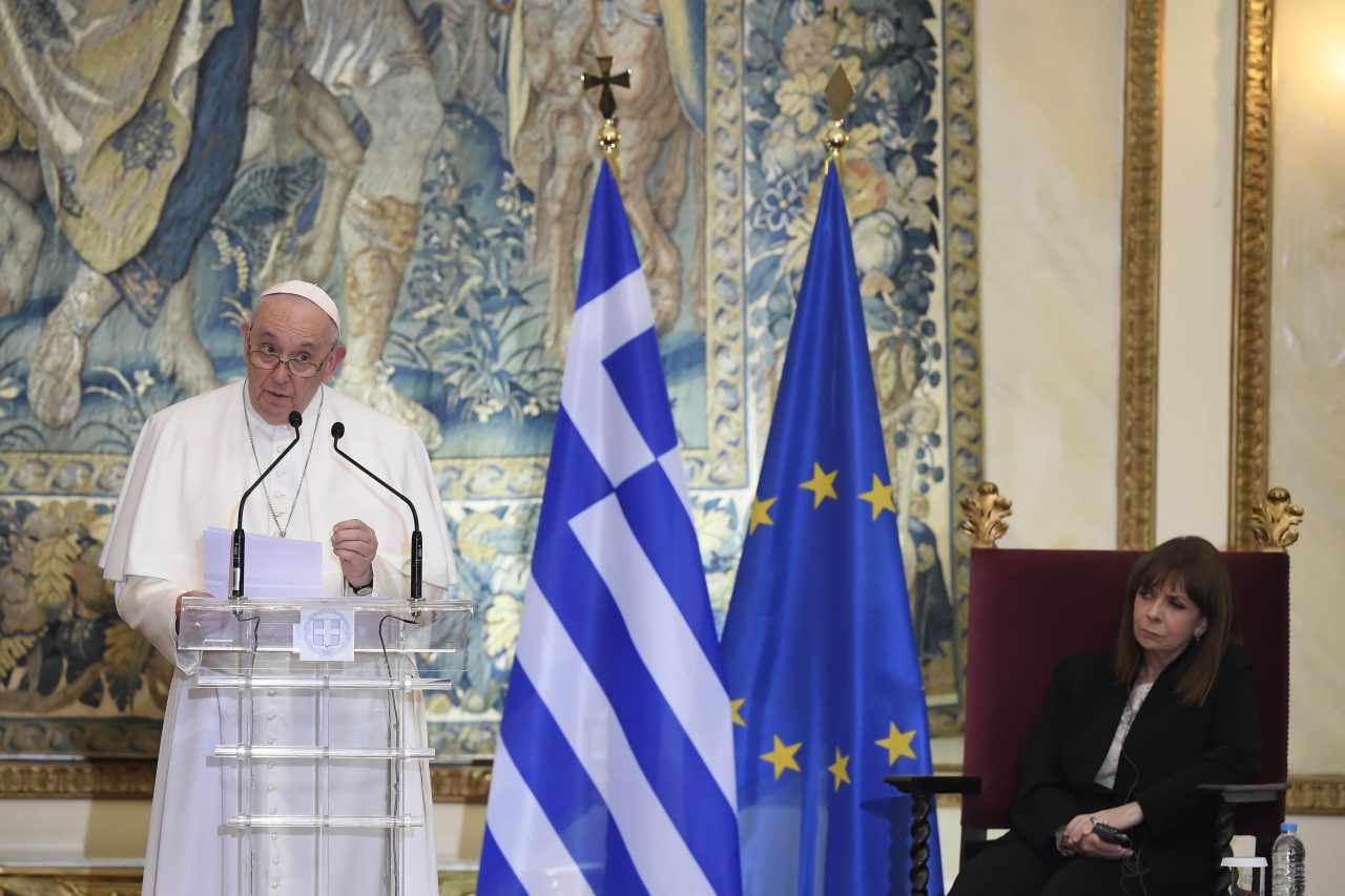Papa govori predstavnicima vlasti tijekom pohoda Grčkoj/Foto: Vatican Media/Catholic Press Photo.