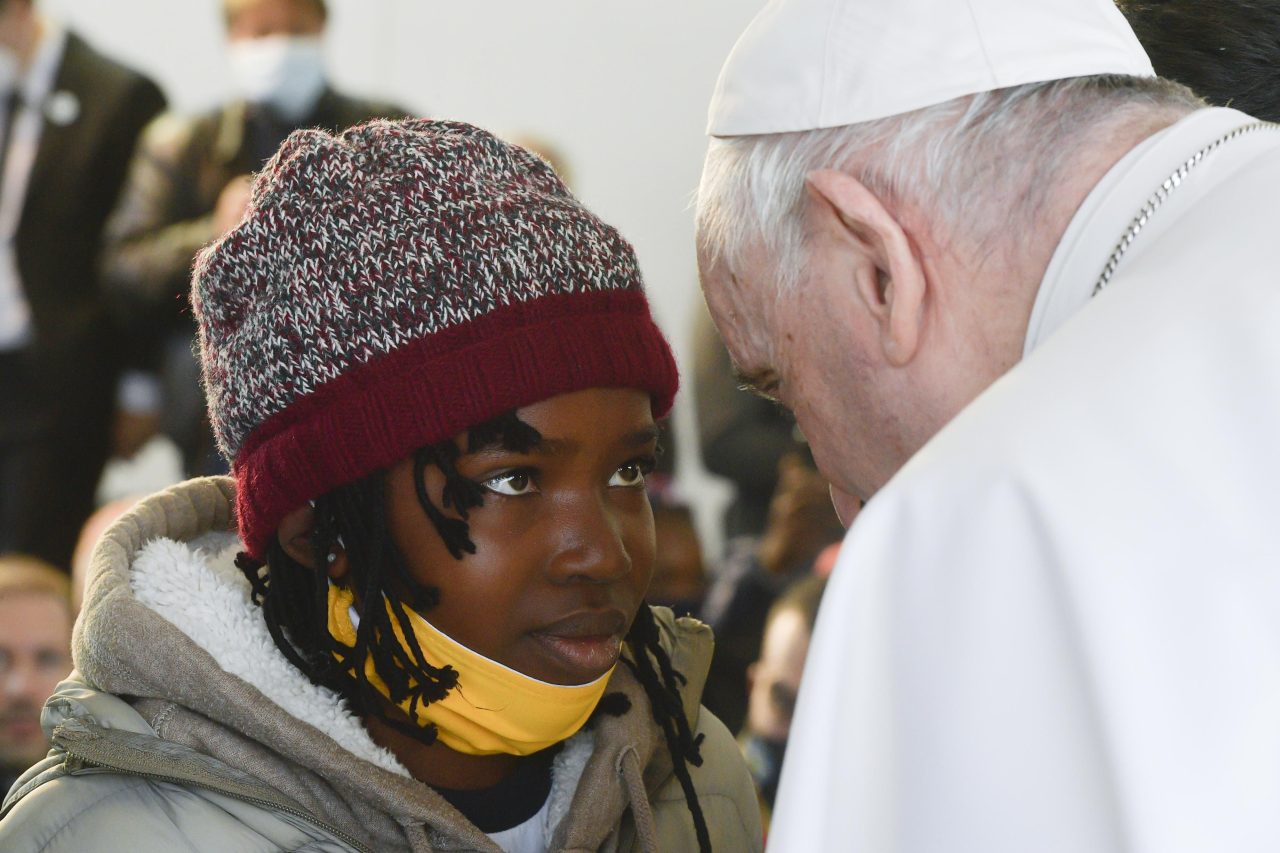 Papa Franjo susreo se s migrantima na Lezbosu/Foto: Vatican Media/Catholic Press Photo