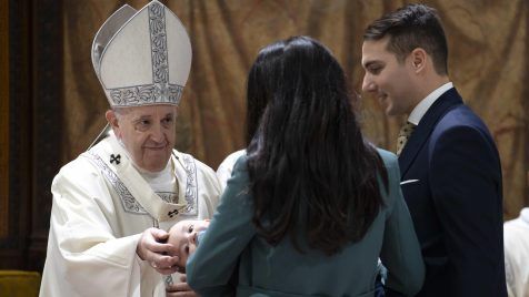 papa krstio 16 djece sikstinska kapela dojenje u crkvi
