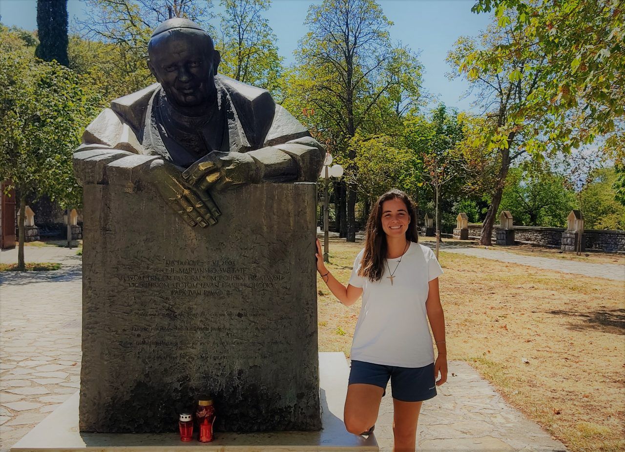 Carlota Valenzuela pored kipa Ivana Pavla II. ispred Svetišta Gospe Trsatske/Foto: Tino Krvavica