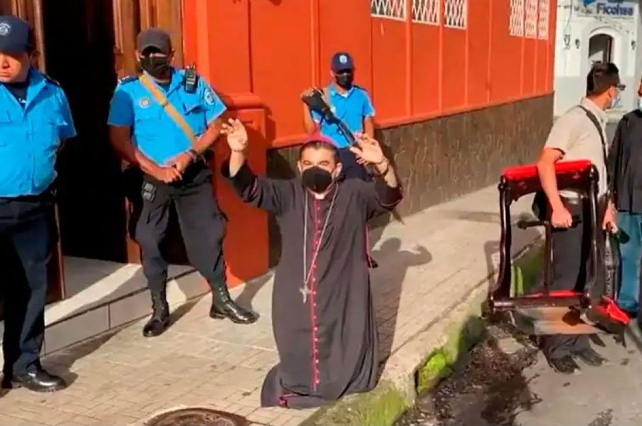Biskup Rolando Álvarez pod prismotrom policije