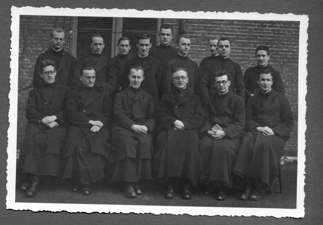 Stjepan Tomislav Poglajen (sjedi prvi s lijeva) snimljen sa subraćom u samostanu Palmotićevoj ulici. Godina nepoznata (foto arhiv Družbe Isusove).