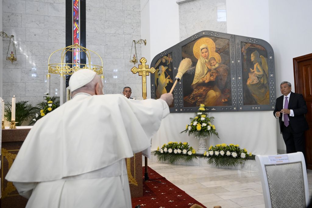 papa franjo u kazahstanu, kazahastan, blagoslov slike, kazaška gospa, majka velike stepe