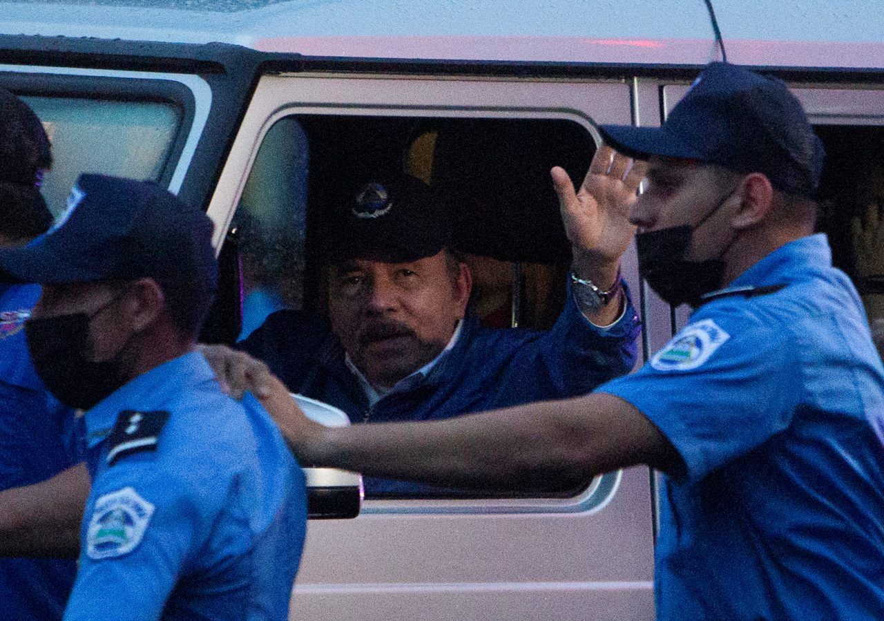 Predsjednik Daniel Ortega okružen policijskim snagama/Foto: Maynor Valenzuela, Reuters