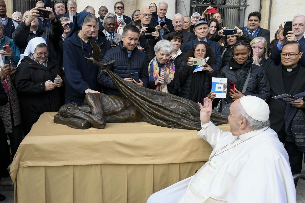 Papa blagoslivlja skulpturu 'Sheltering' kanadskog umjetnika Timothyja Schmalza/Foto: Vatican media/IPA