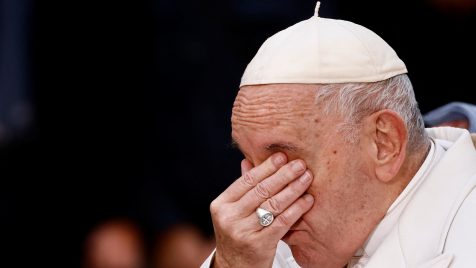papa franjo rasplakao se pred gospinim kipom na španjolskom trgu