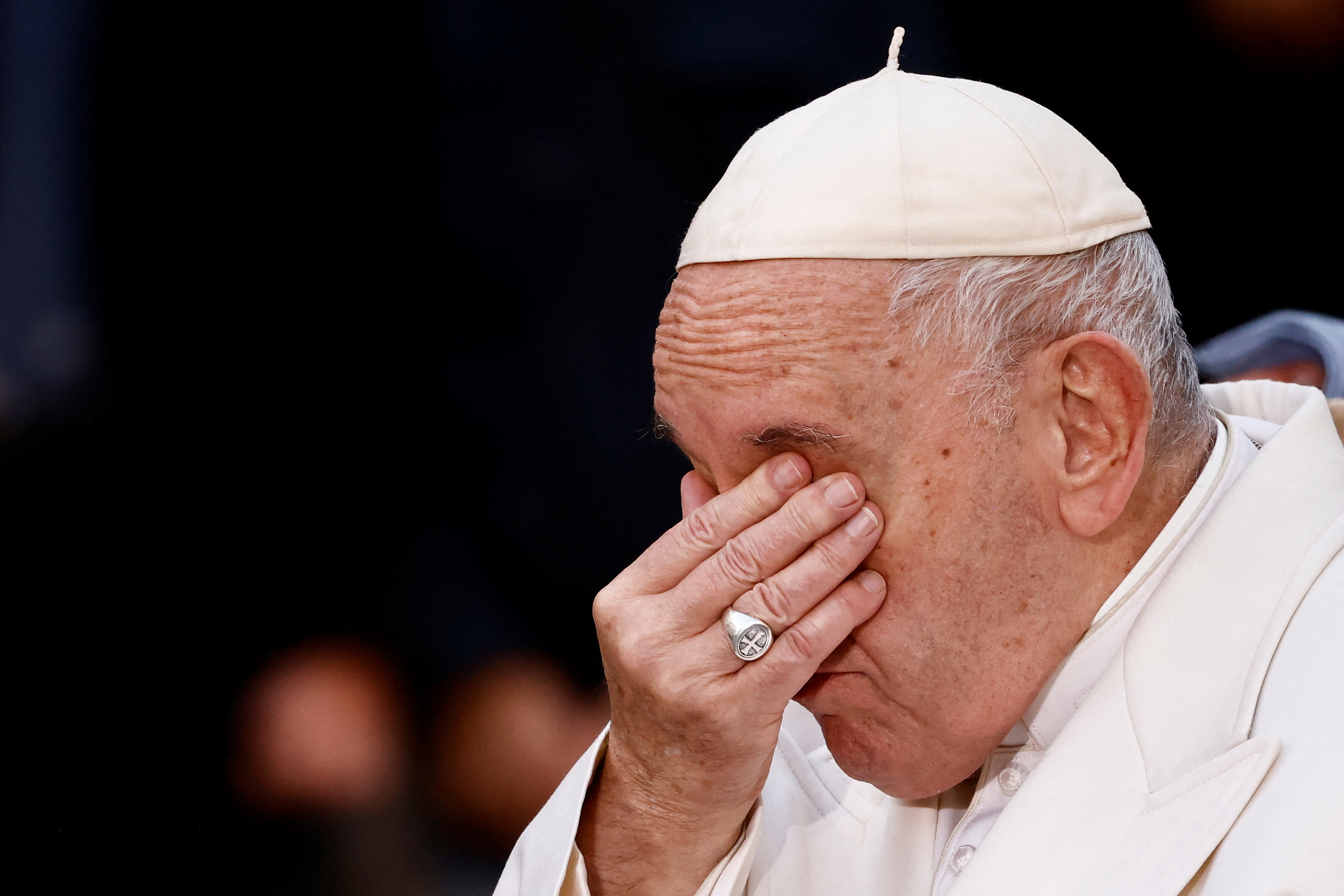 papa franjo rasplakao se pred gospinim kipom na španjolskom trgu