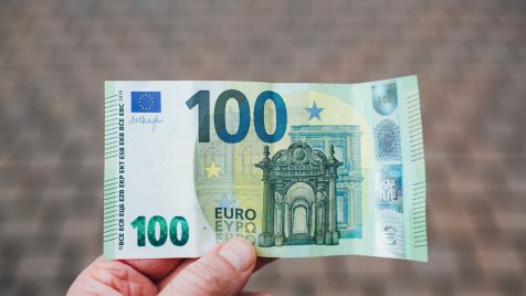 person holding 50 euro bill
