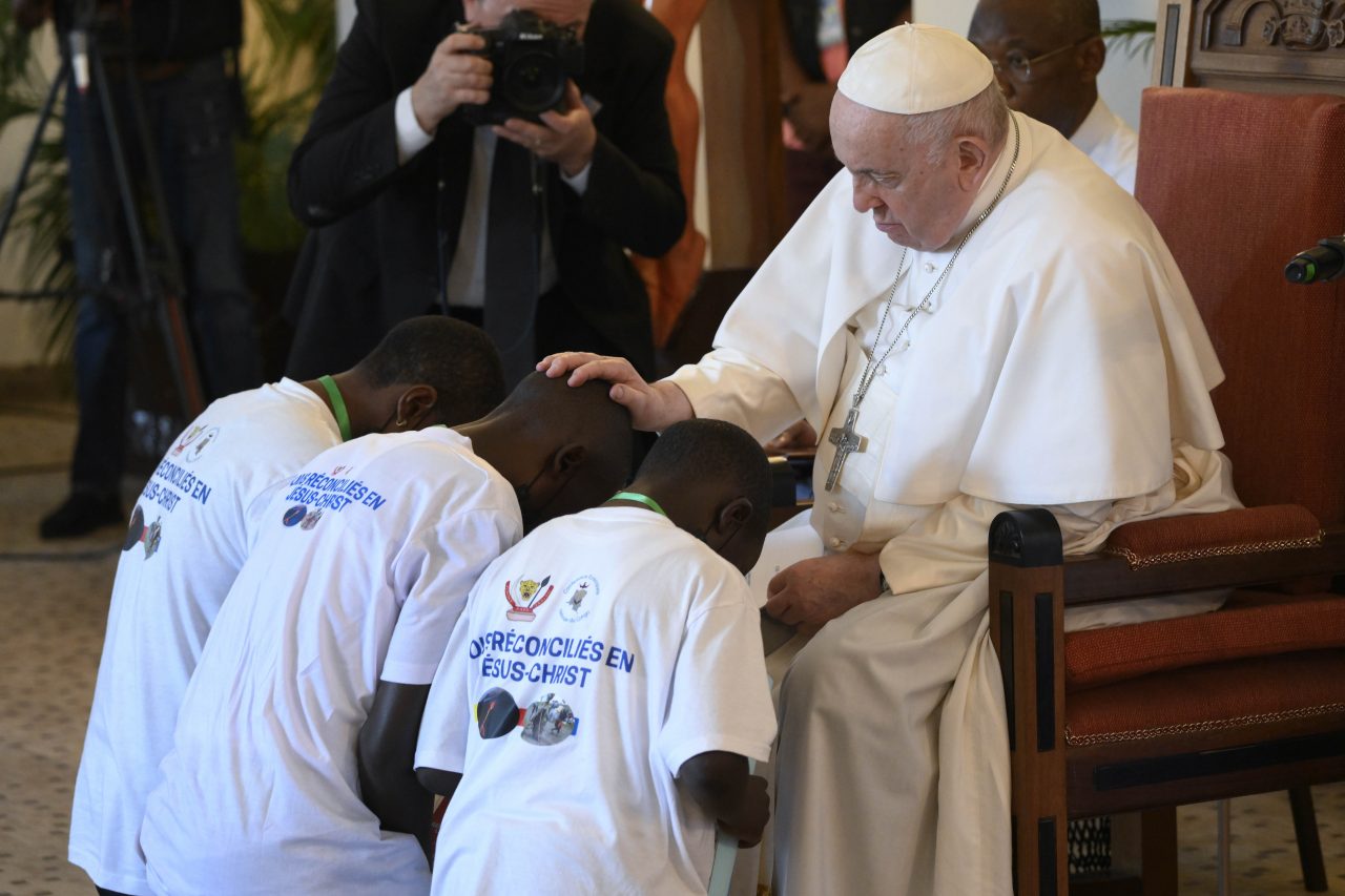 Papa se u Kinshasi susreo sa žrtvama nasilja/Foto: VATICAN MEDIA/IPA