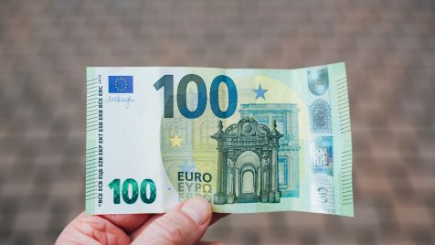 davanje desetine, person holding 50 euro bill