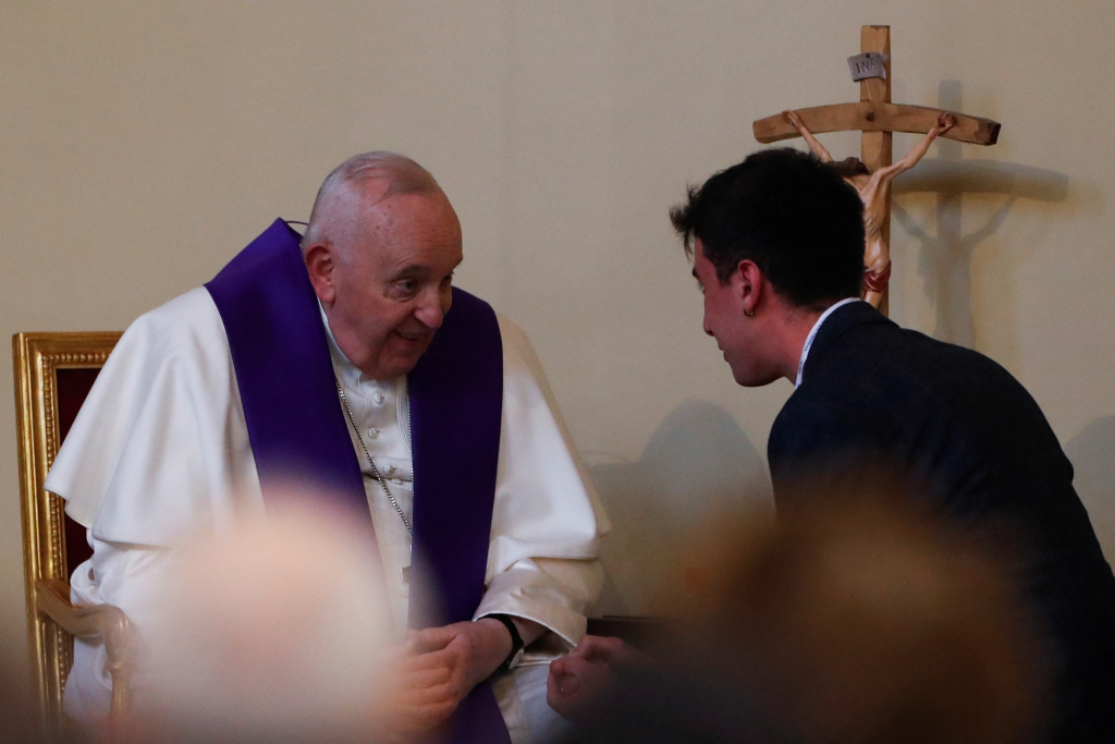Papa Franjo ispovijedao je vjernike u rimskoj crkvi Gospe od Milosti/Foto: Remo Casilli/Reuters