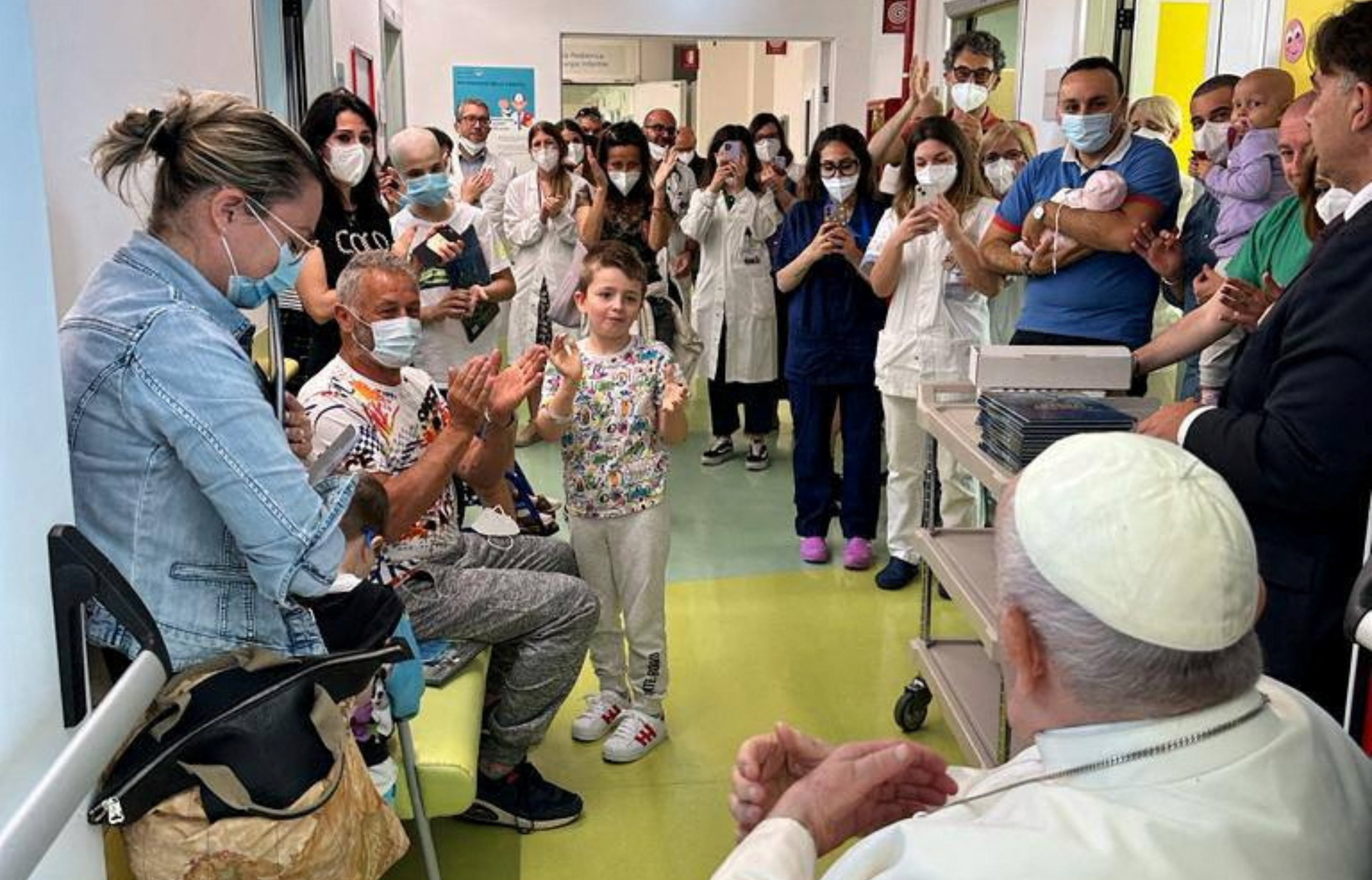 Pope Francis visits the children at the paediatric oncology department of Gemelli hospital, in Rome, Italy June 15, 2023. Vatican Media/?Handout via REUTERS ATTENTION EDITORS - THIS IMAGE WAS PROVIDED BY A THIRD PARTY. Photo: VATICAN MEDIA/REUTERS