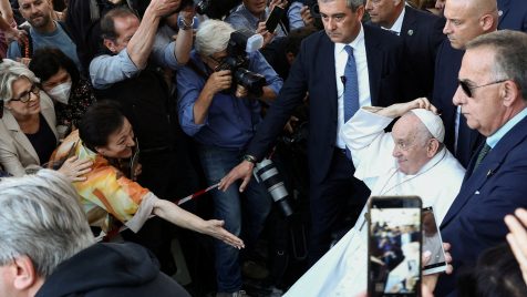 papa franjo otpušten iz bolnice