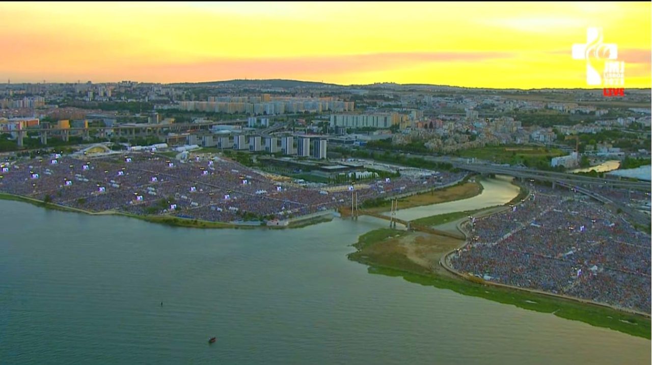 Jedna od fotografija koja je obilježila crkvenu 2023. Milijun i pol ljudi na bdijenju s Papom tijekom Svjetskog dana mladih u Lisabonu/Foto: snimka zaslona