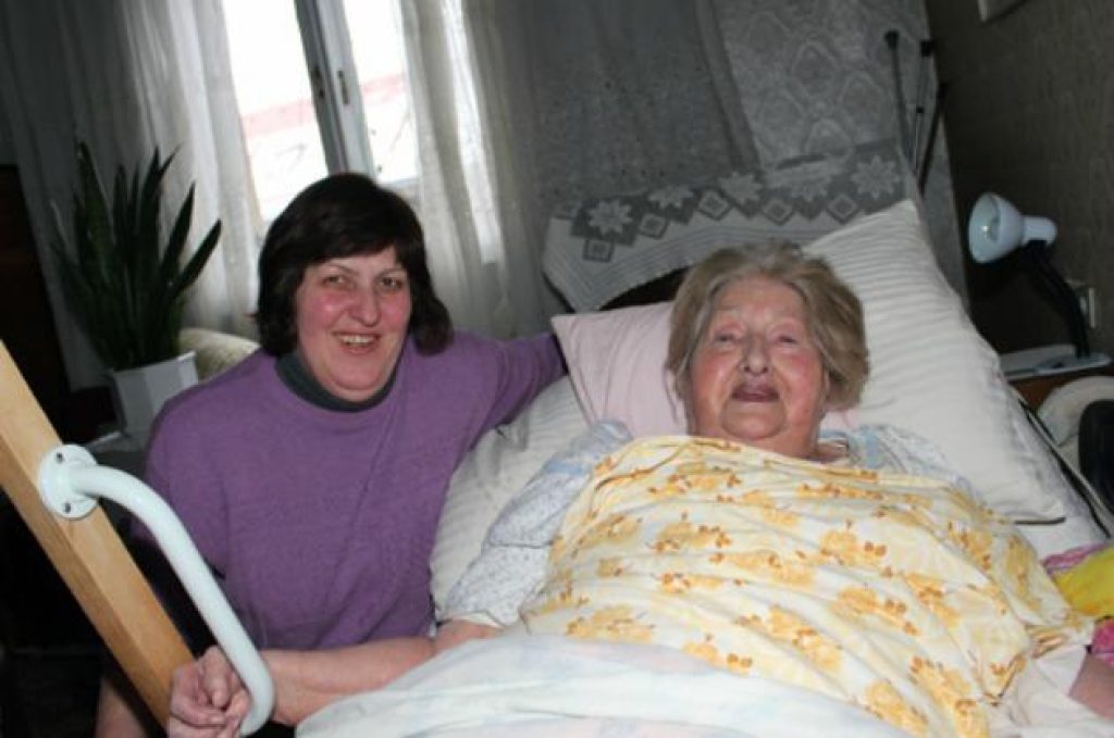 Caritasova djelatnica Ana pouzdana je pomoć staroj i bolesnoj gospođi Nadi