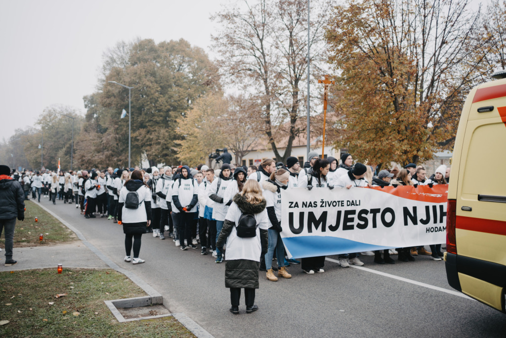 Mladi iz SKAC-a nose  bijele majice s imenima žrtava Vukovara. Foto: SKAC Osijek